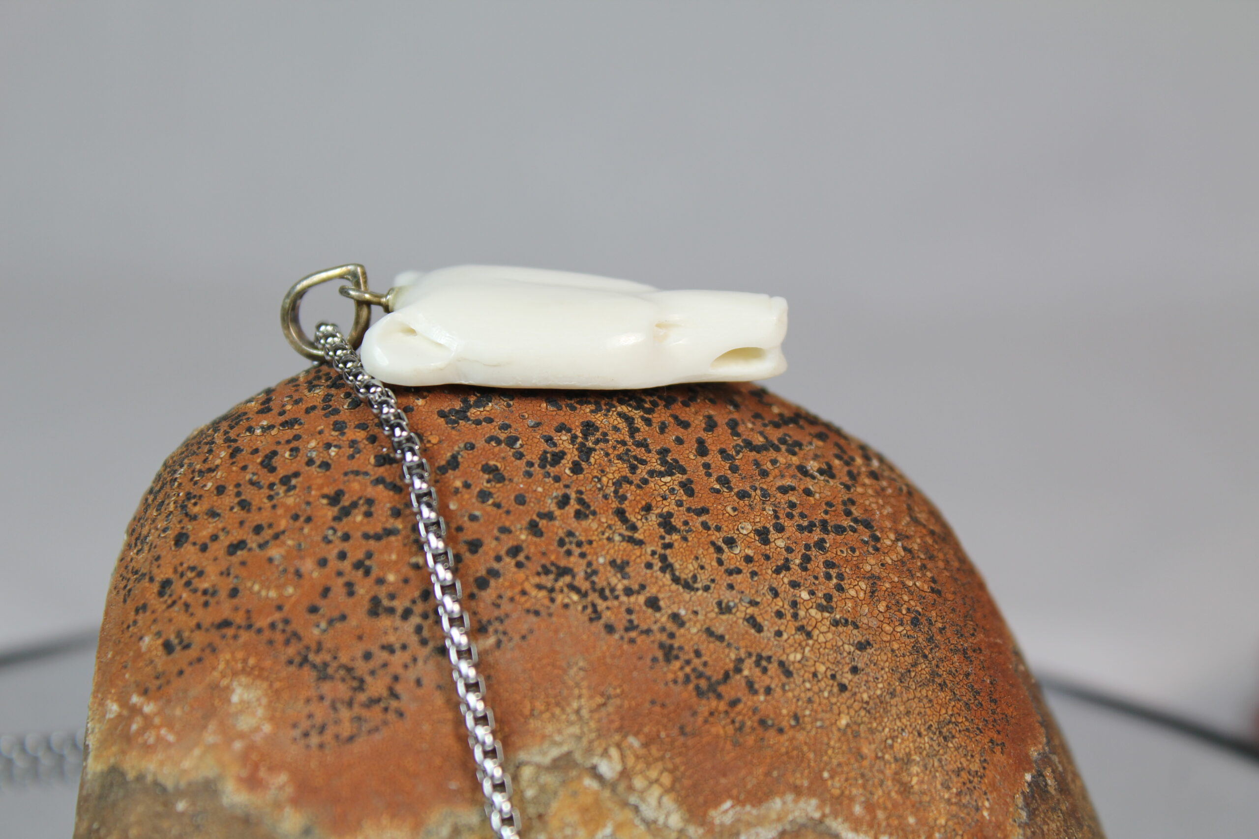 Polar Bear pendant, hand carved. - Image 4