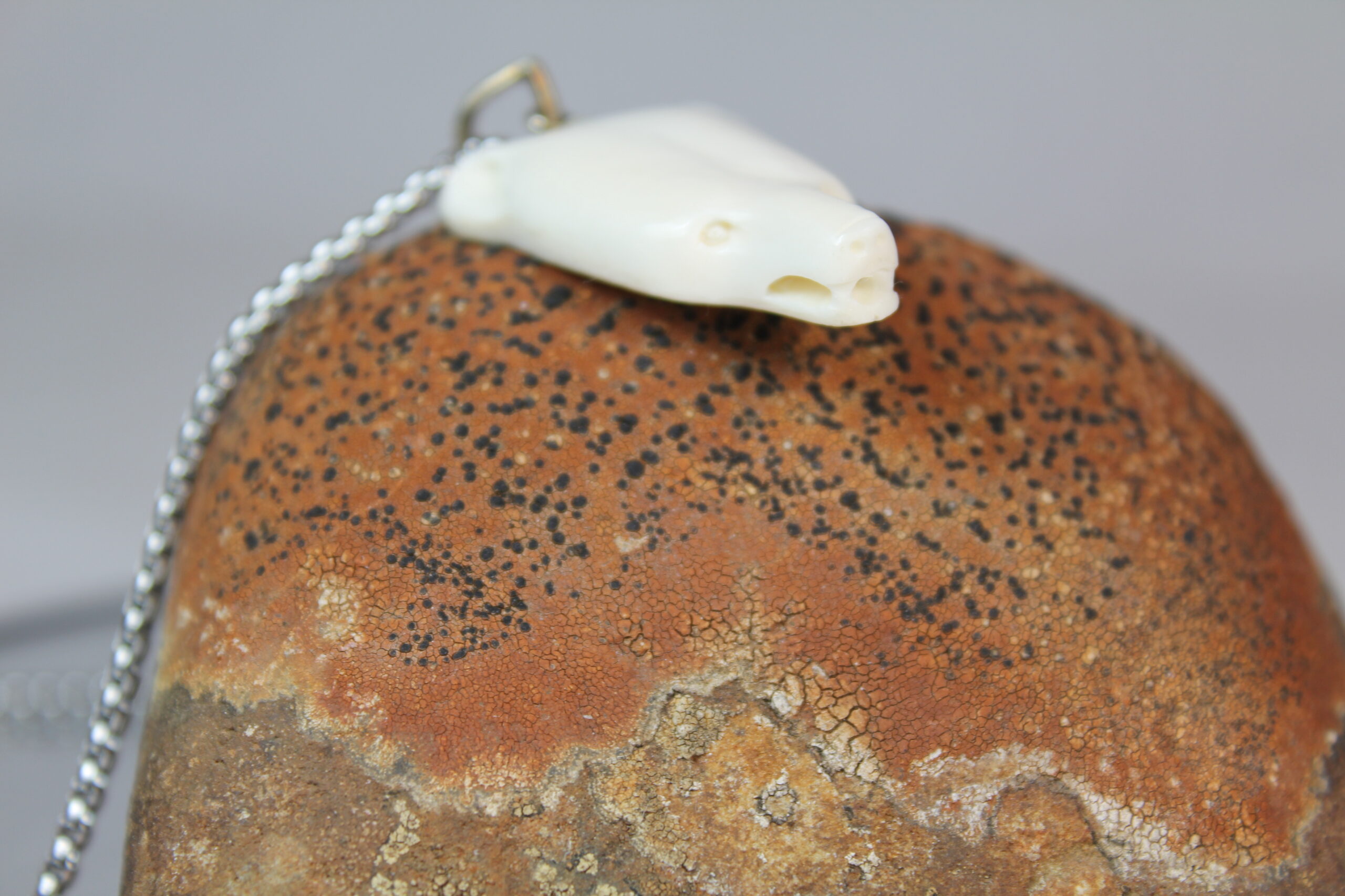 Polar Bear pendant, hand carved. - Image 6