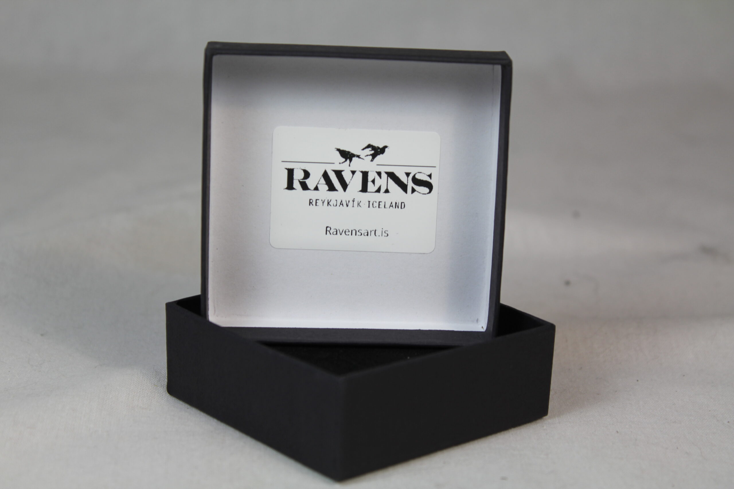 Polar Bear pendant, hand carved. - Image 8