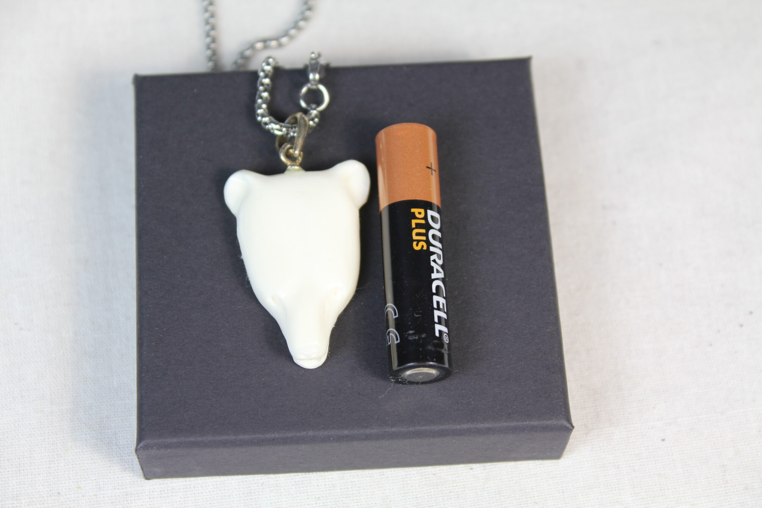 Polar Bear pendant, hand carved. - Image 10