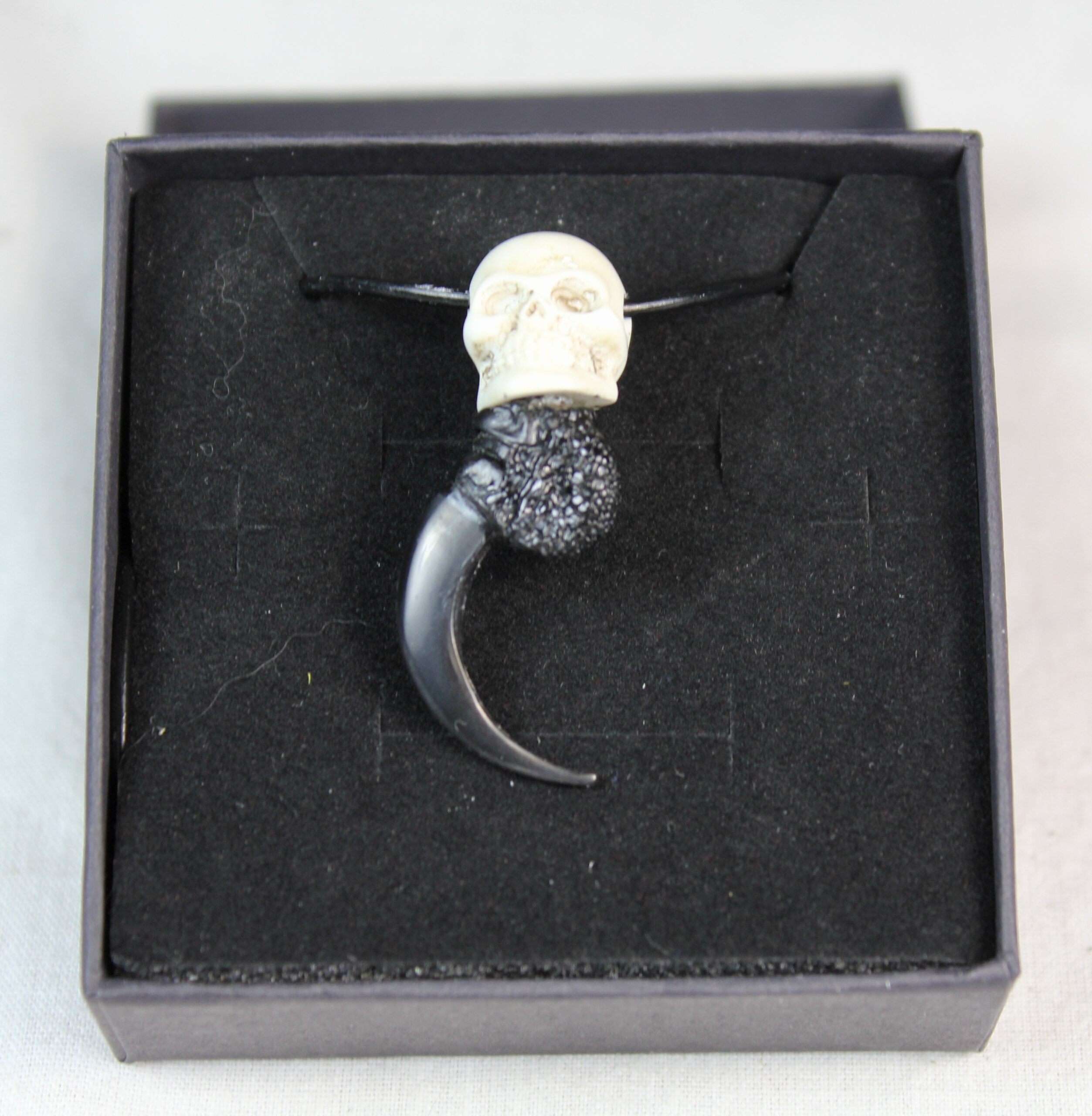 Raven claw necklace with resin skull - Image 2