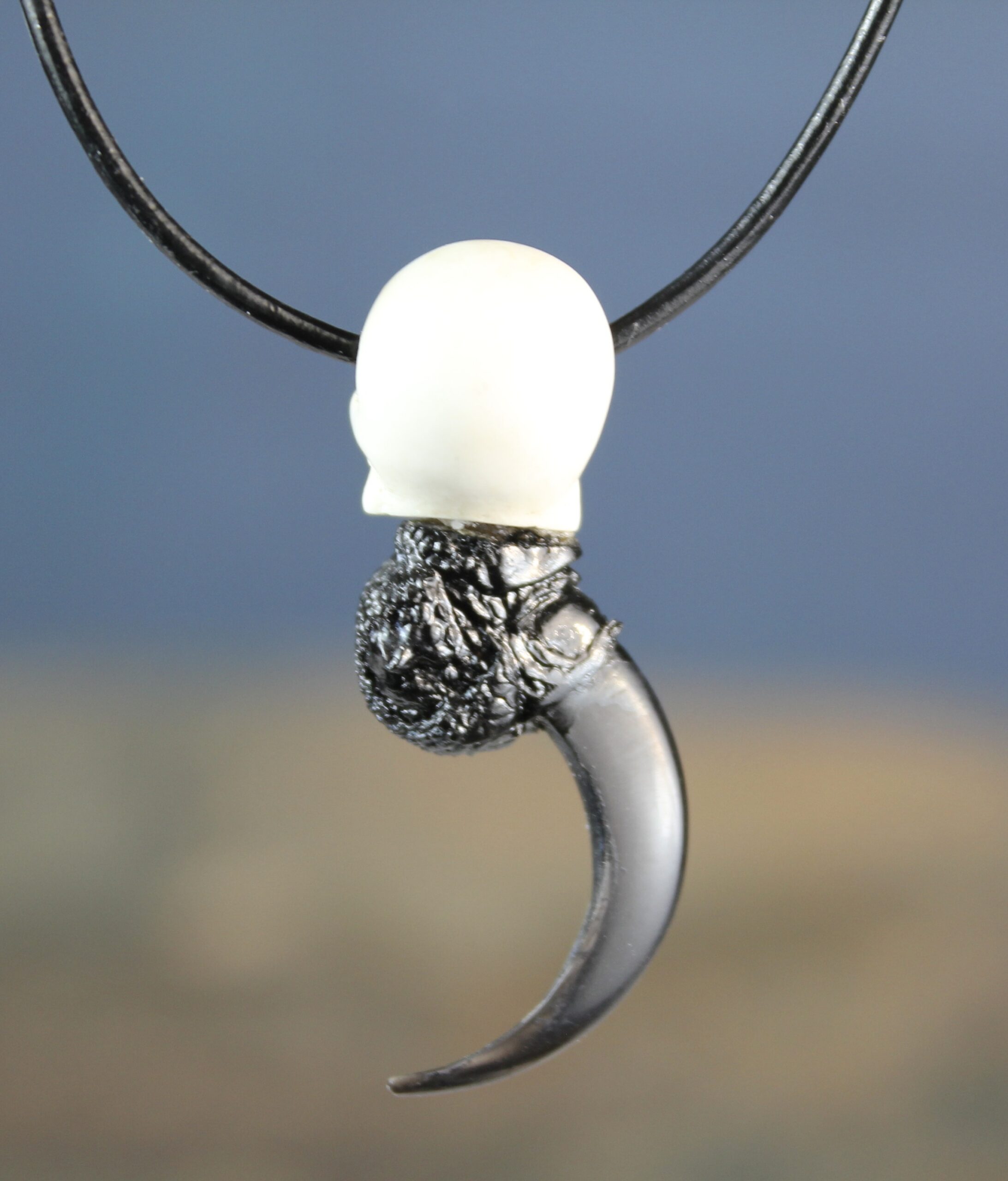 Raven claw necklace with resin skull - Image 5