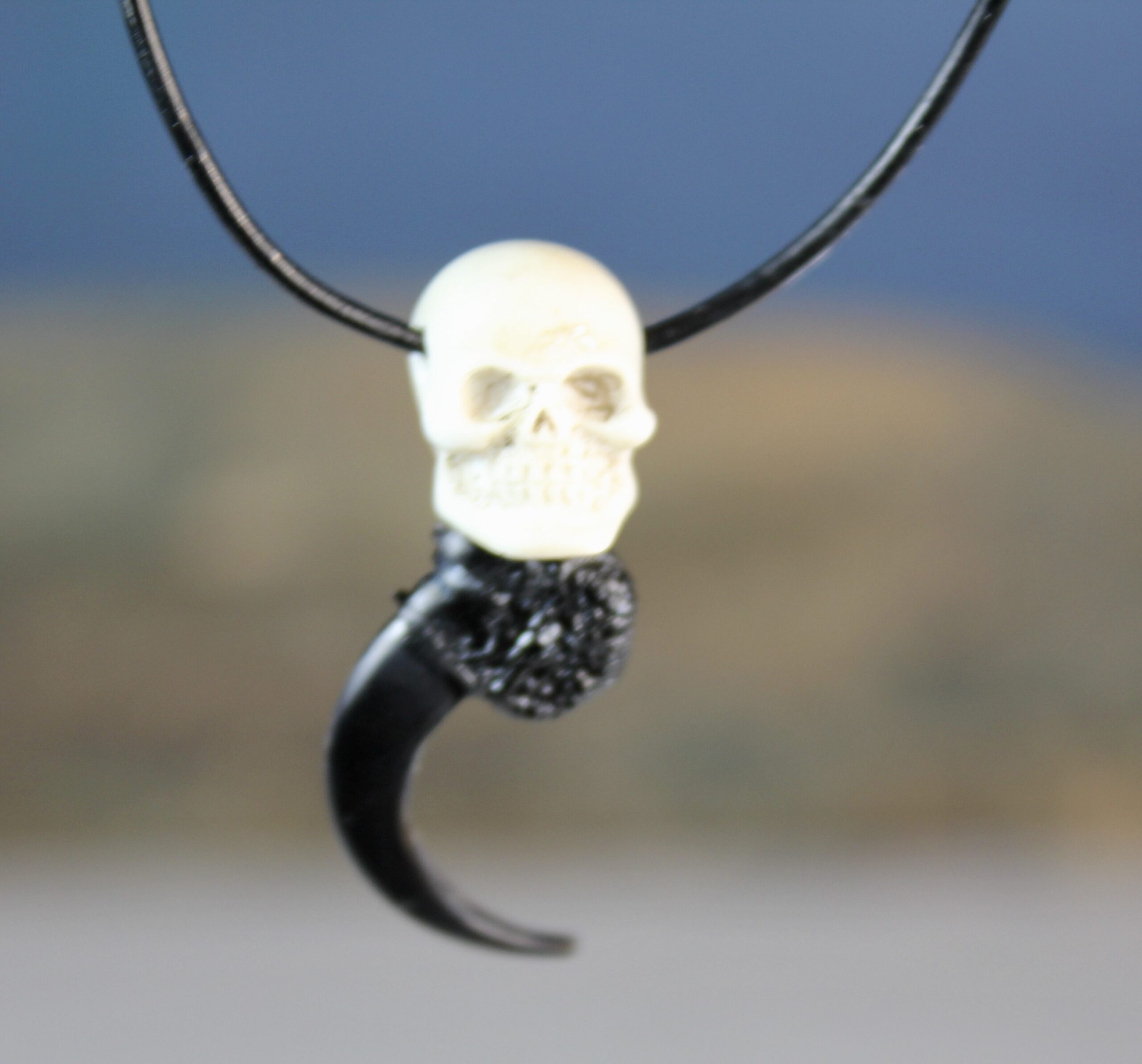Raven claw necklace with resin skull - Image 6