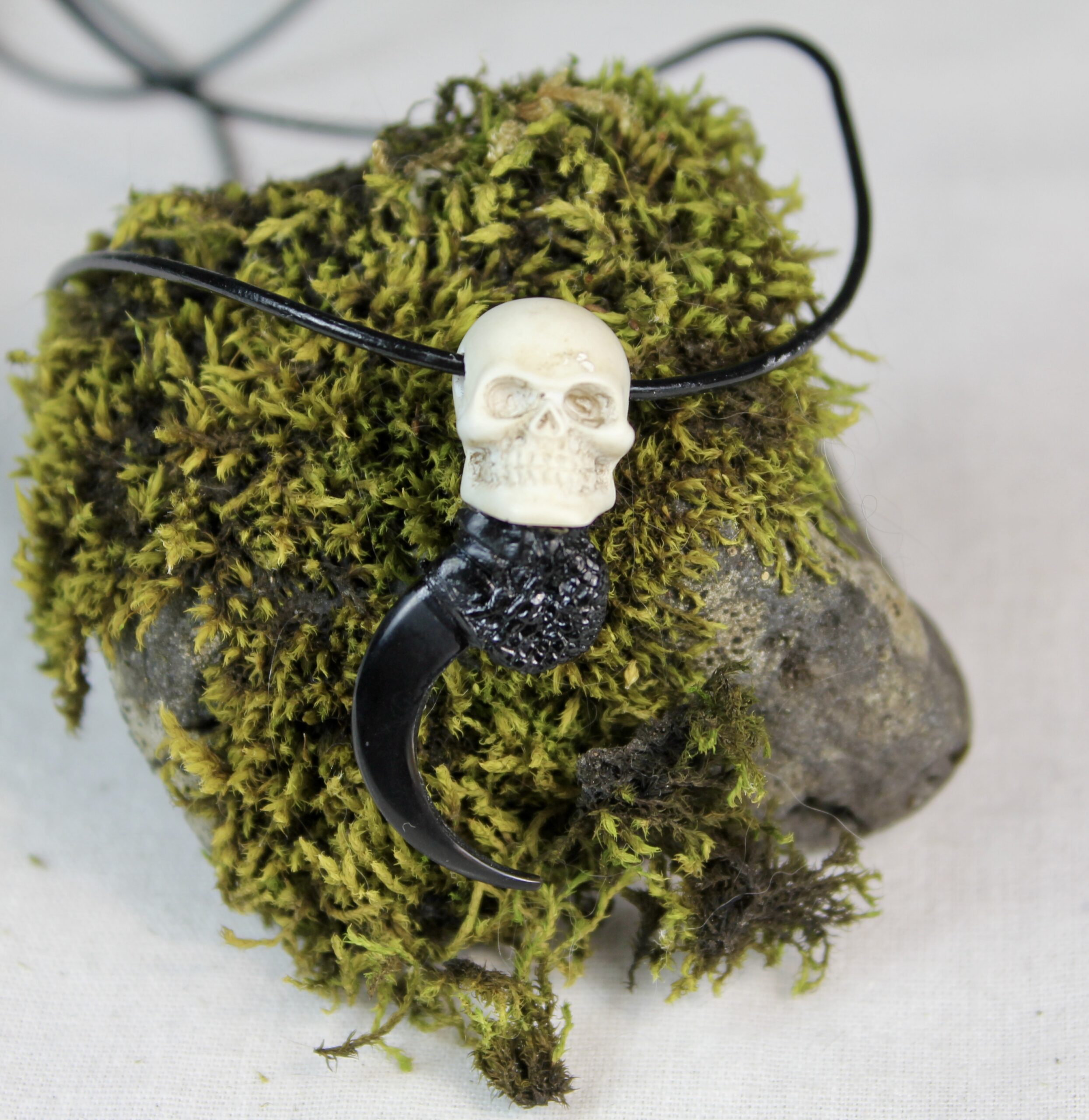 Raven claw necklace with resin skull - Image 7