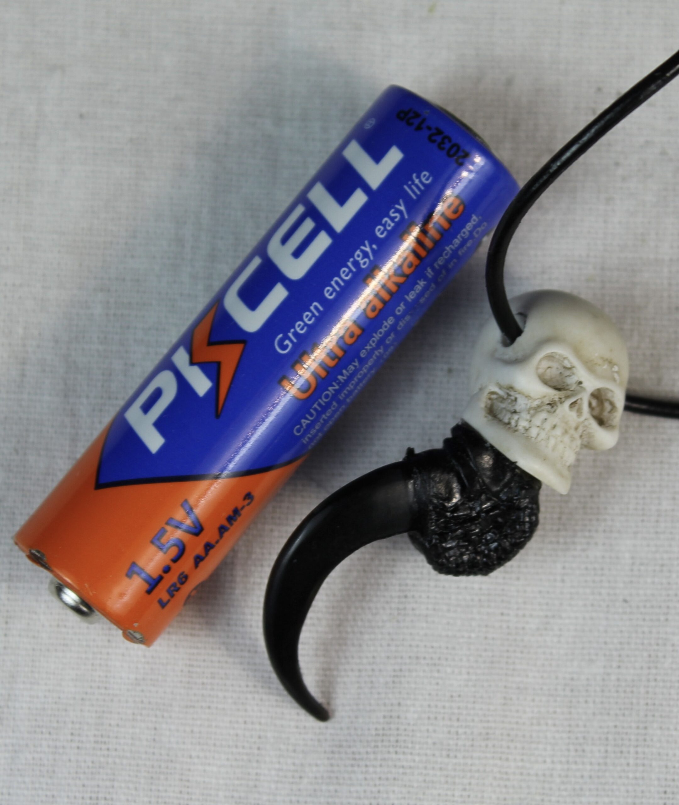 Raven claw necklace with resin skull - Image 8