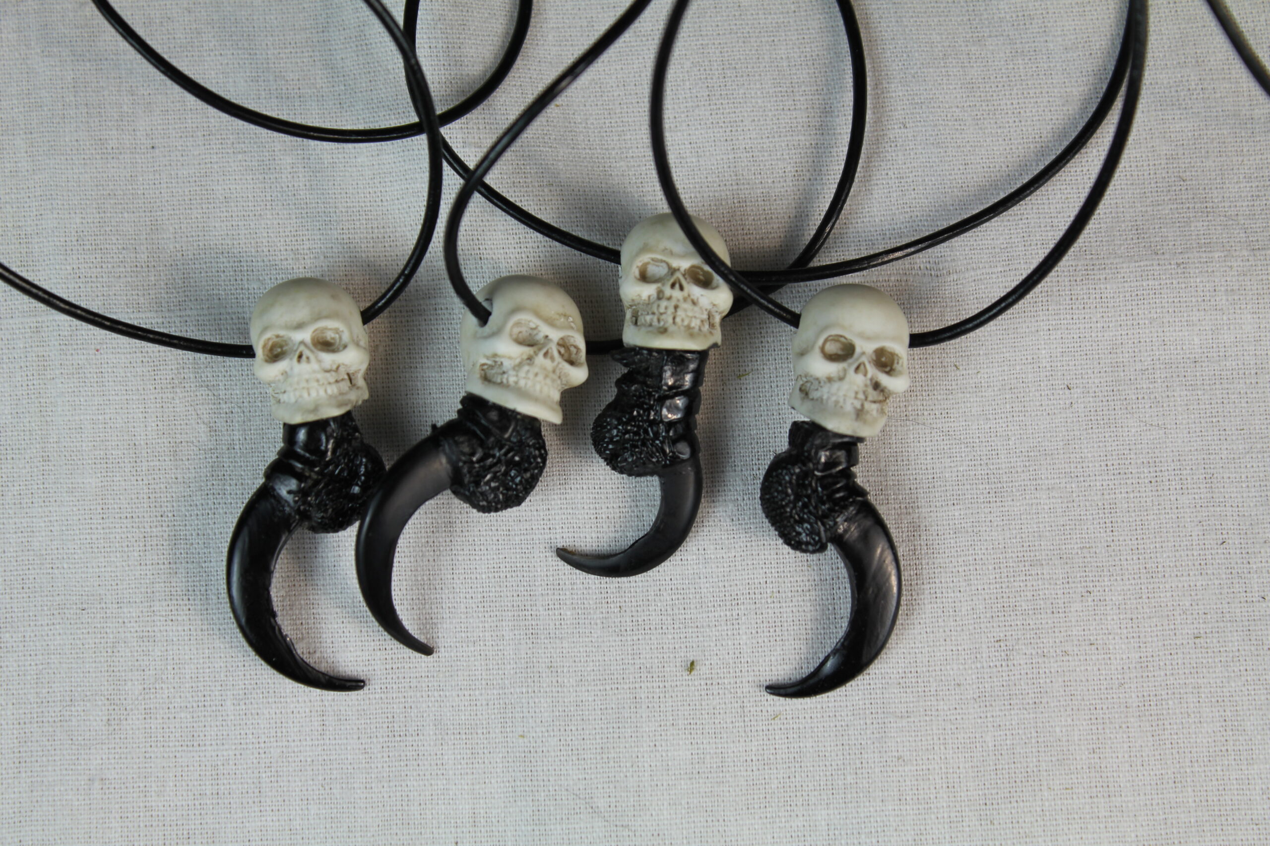 Raven claw necklace with resin skull - Image 9