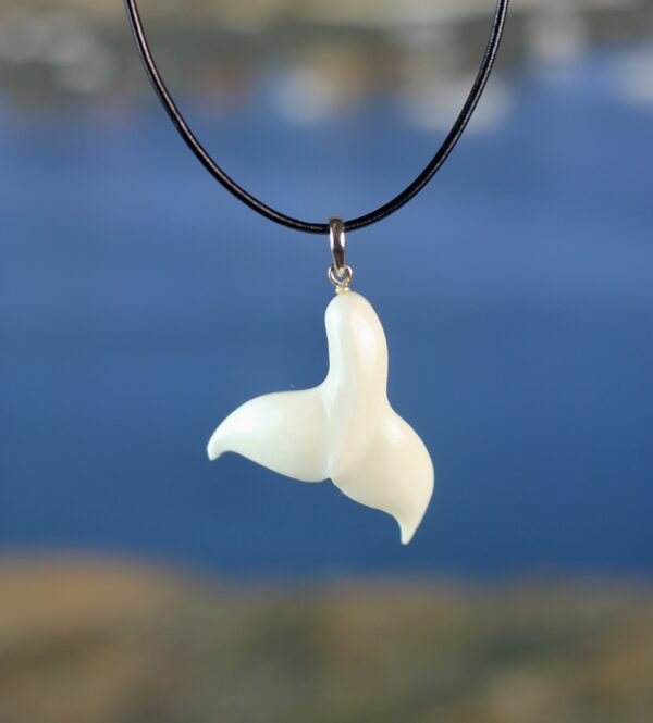 Whale tail pendant, hand carved. - Image 2