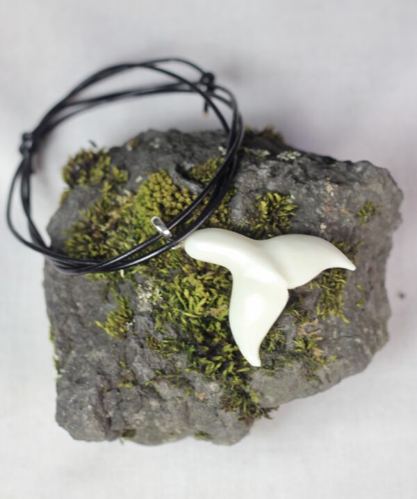 Whale tail pendant, hand carved. - Image 4