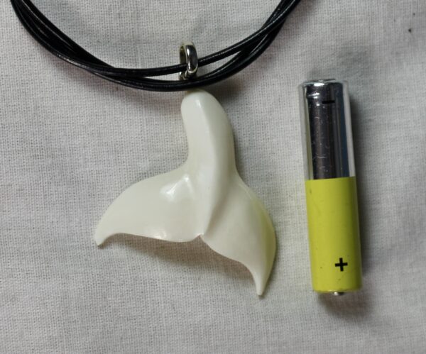 Whale tail pendant, hand carved. - Image 5