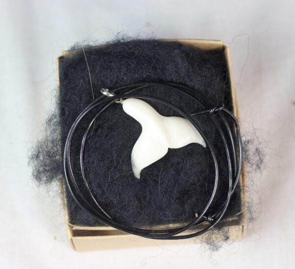 Whale tail pendant, hand carved. - Image 6